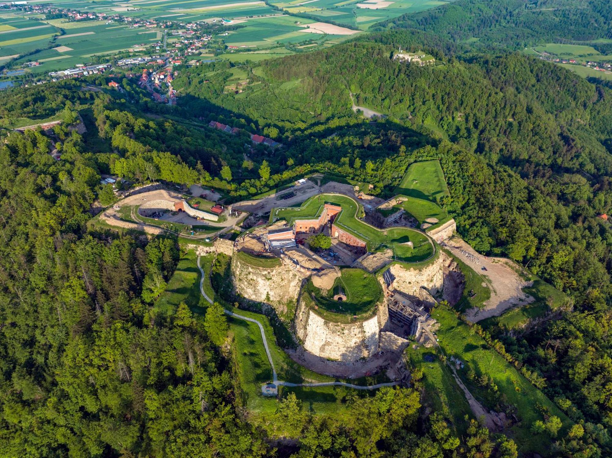 Twierdza Srebrna Gora Donzon Экстерьер фото
